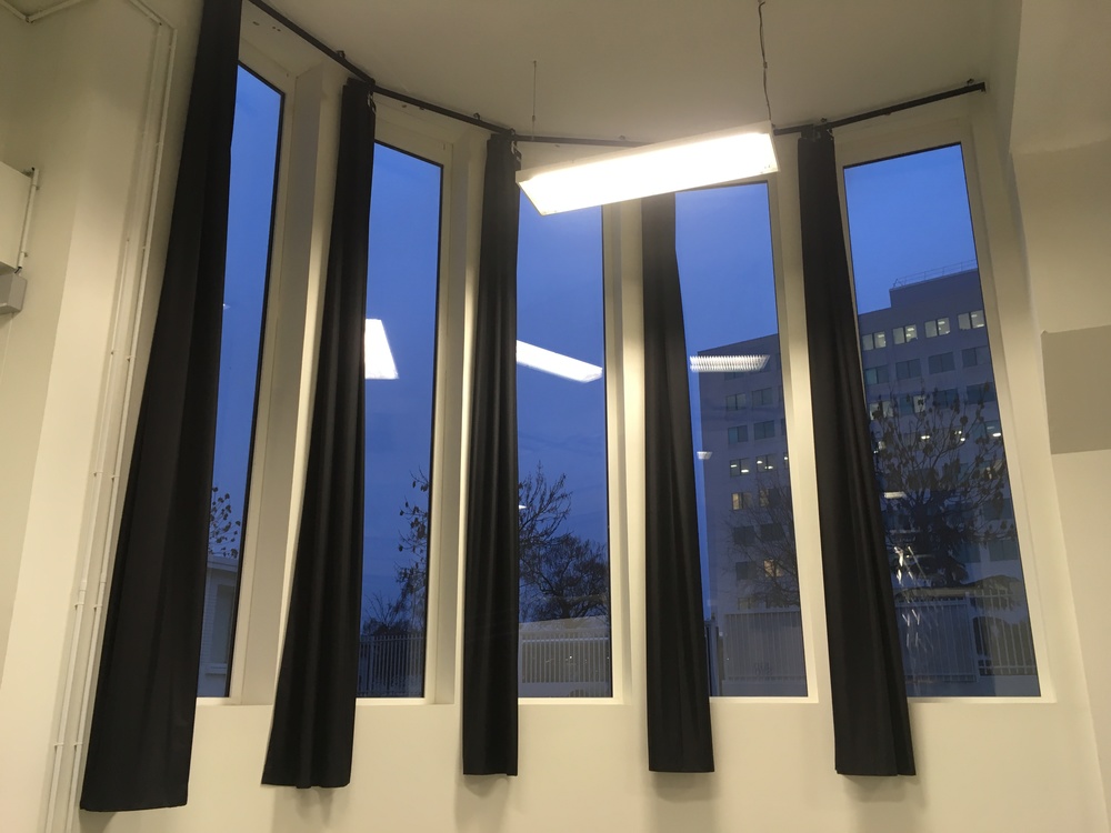 Occultation de fenêtres avec patiences et rideaux ignifugés aux dimensions atypiques dans une salle de production